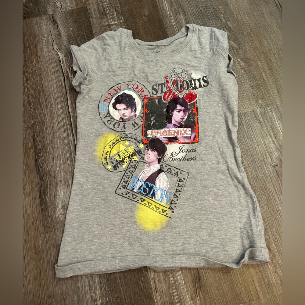 Jonas Brothers 2000’s shirt!